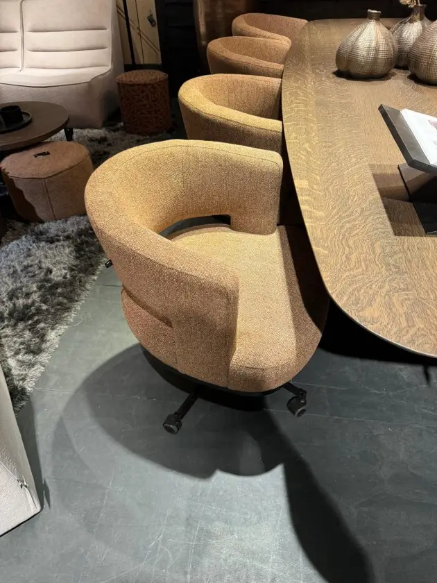 Beeindruckende Design-Details an einem Dreikant Tisch-Unikat auf der Messe