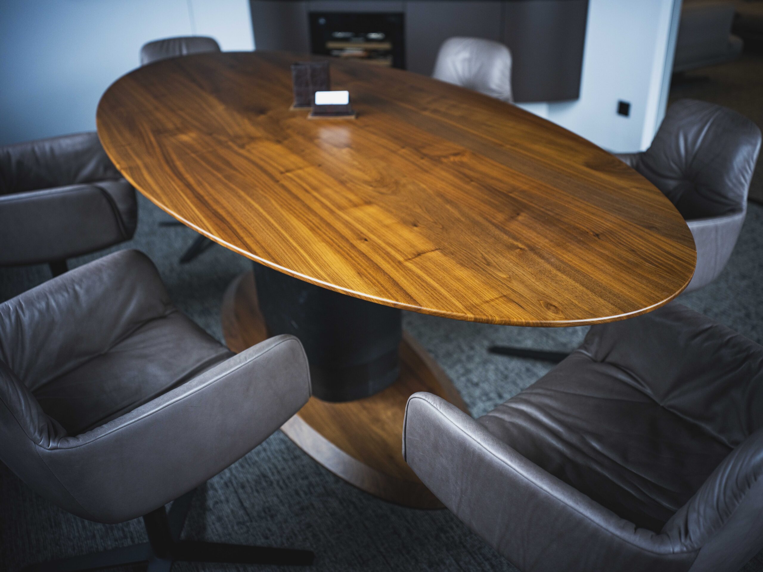 1199-uko meetingtisch oval nuss mit schweizer kante