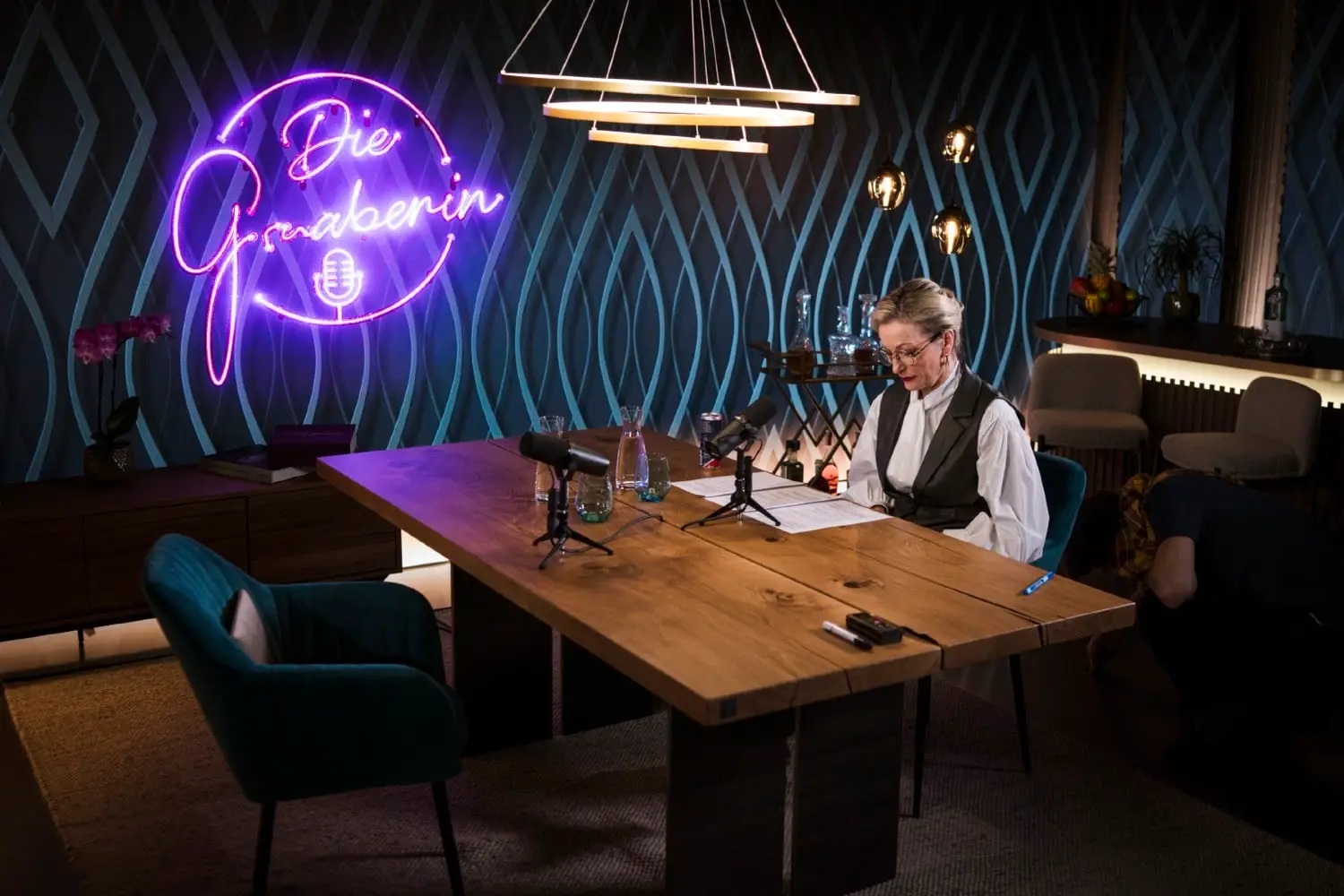 Dreikant Tisch-Unikat im Studio für den Podcast von Monika Gruber