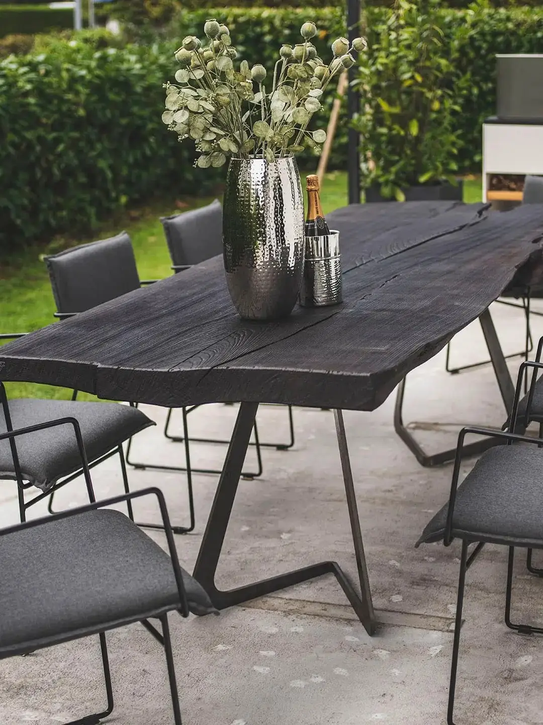 Detailansicht des Dreikant Terrassentisches aus Massivholz