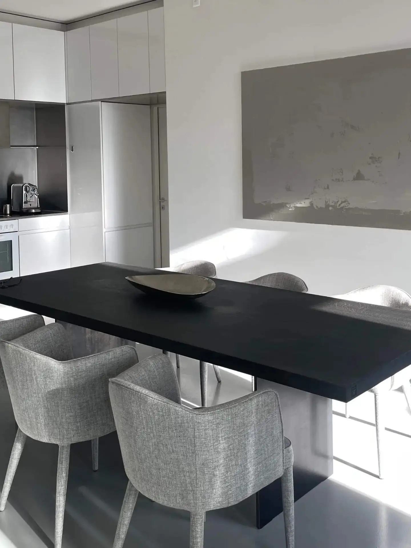 Detailansicht eines minimalistischen Dreikant Massivholztisches
