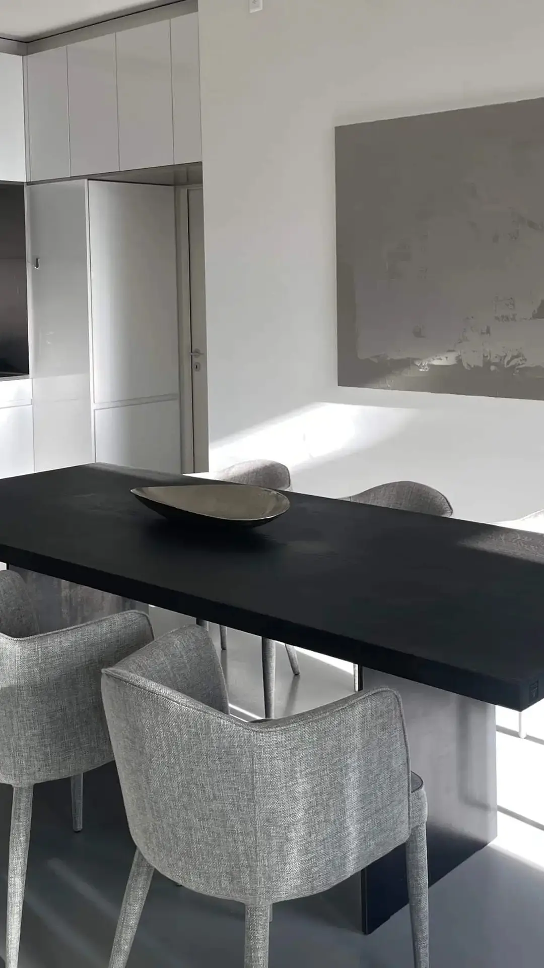 Minimalistischer Dreikant Massivholztisch, mobile Ansicht