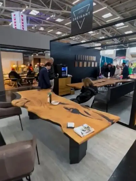 Detailansicht eines Dreikant Design-Tisches von der Heim und Handwerk Messe
