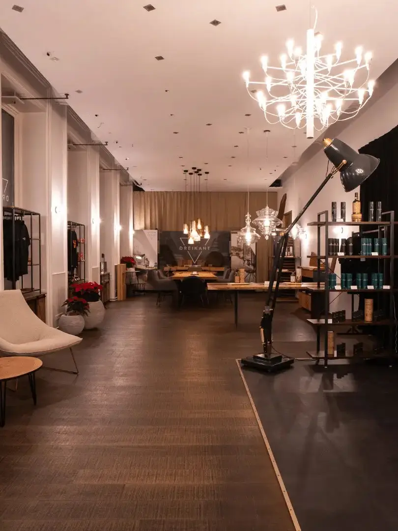 Detailansicht eines Dreikant Tisch-Unikats aus der Balvenie Boutique