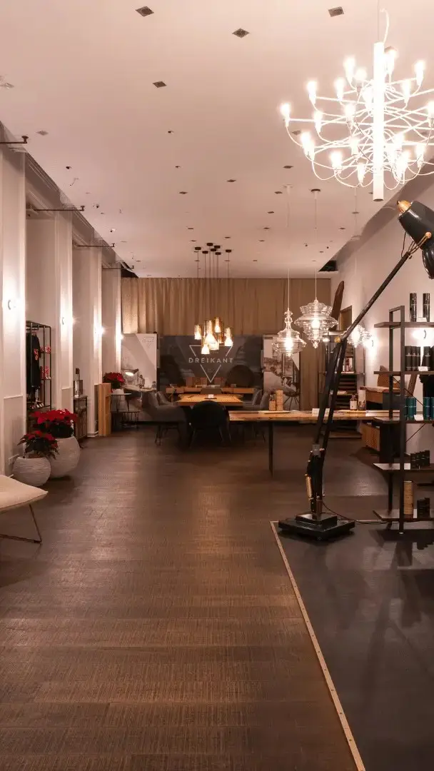 Dreikant Tisch-Unikat aus der Balvenie Boutique, mobile Ansicht