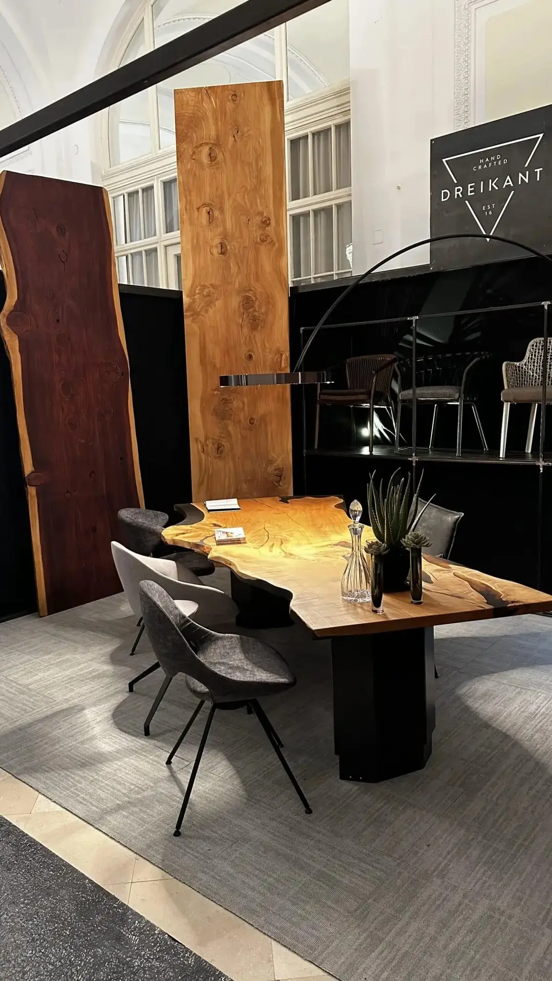 Dreikant Tisch-Unikat vom Design District in der Hofburg, mobile Ansicht