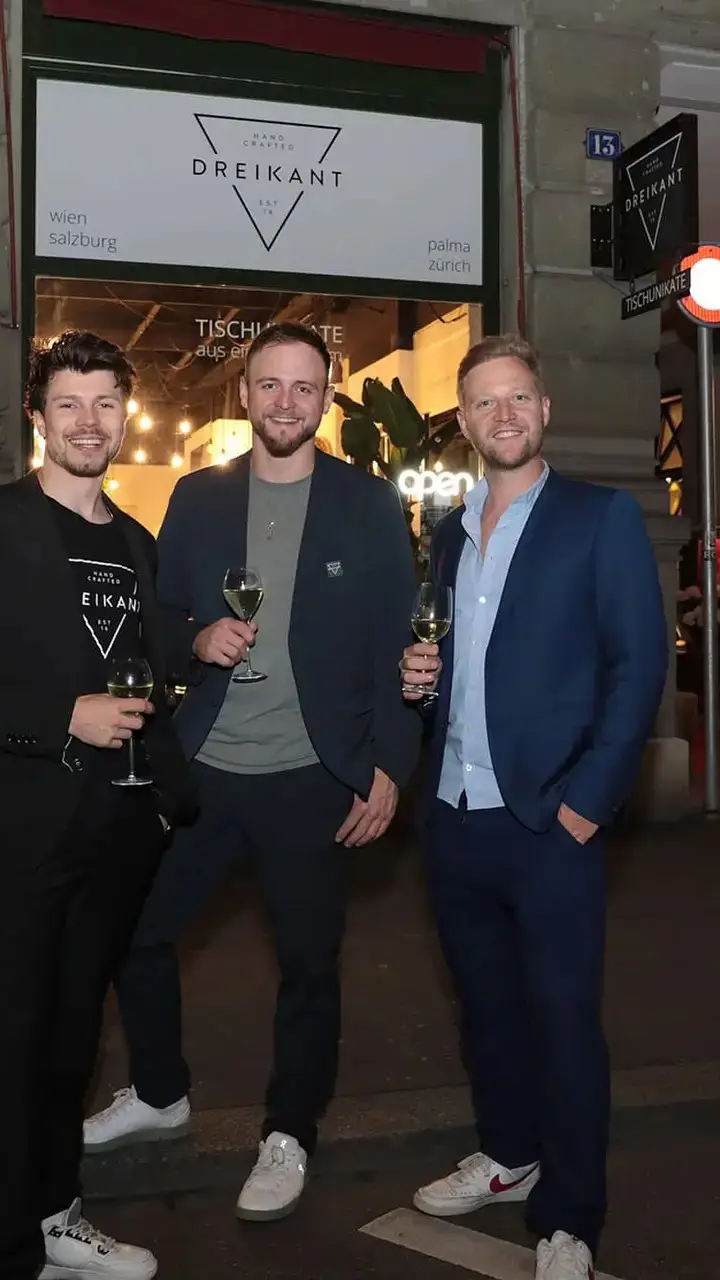 Dreikant Tisch-Unikat aus dem Schauraum Zürich, mobile Ansicht