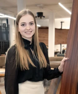 Magdalena Lienbacher, Mitarbeiterin im Dreikant Team neben einer Holzplatte